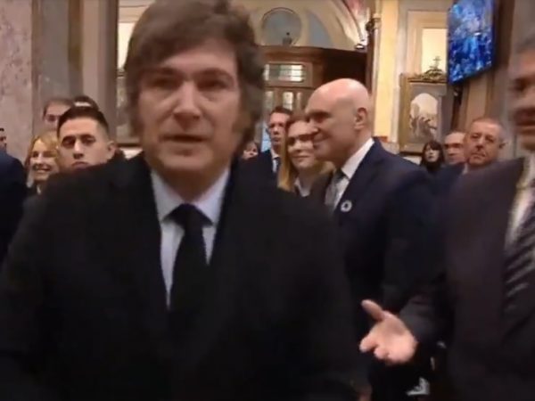 Videos captaron el momento en que Jorge Macri queda con la mano extendida, al ser ignorado por Javier Milei.