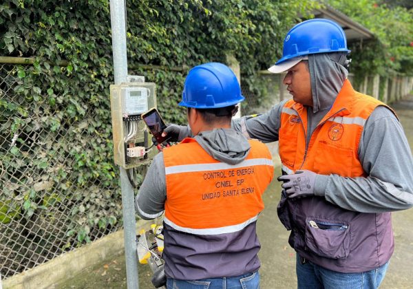 ¡Miles de Ecuatorianos Reclaman a CNEL! Apagones y Facturas Altas en 2025