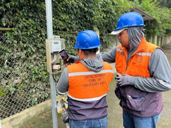 ¡Miles de Ecuatorianos Reclaman a CNEL! Apagones y Facturas Altas en 2025