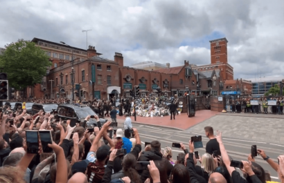 Miles de fans y familia despiden a Ozzy Osbourne en Birmingham, su ciudad natal