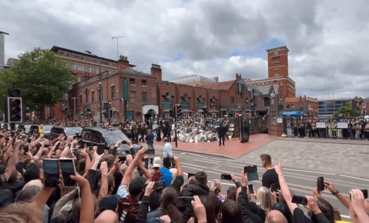 Miles de fans y familia despiden a Ozzy Osbourne en Birmingham, su ciudad natal
