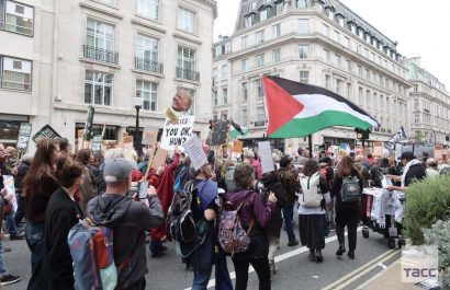 Miles de manifestantes rechazan presencia de Trump en su segunda visita de Estado a Londres.