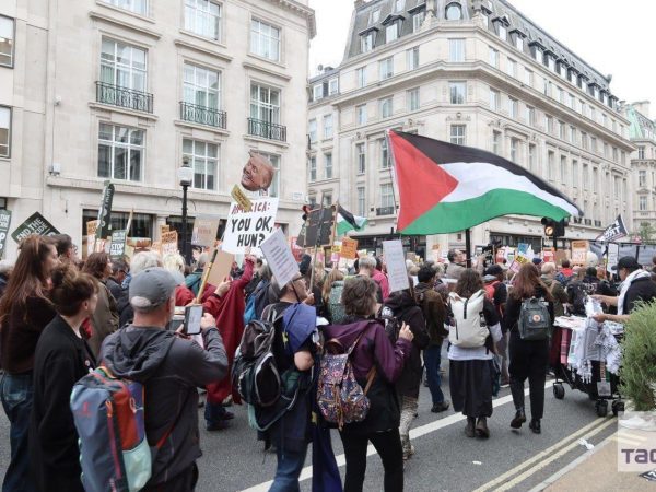 Miles de manifestantes rechazan presencia de Trump en su segunda visita de Estado a Londres.