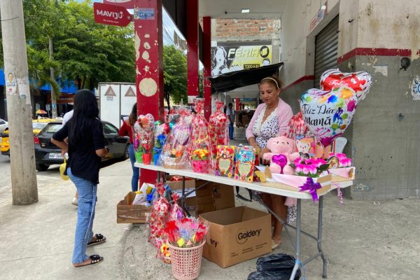 Miles de personas recorrieron este domingo los comercios de Portoviejo en busca del regalo ideal para celebrar el Día de la Madre.