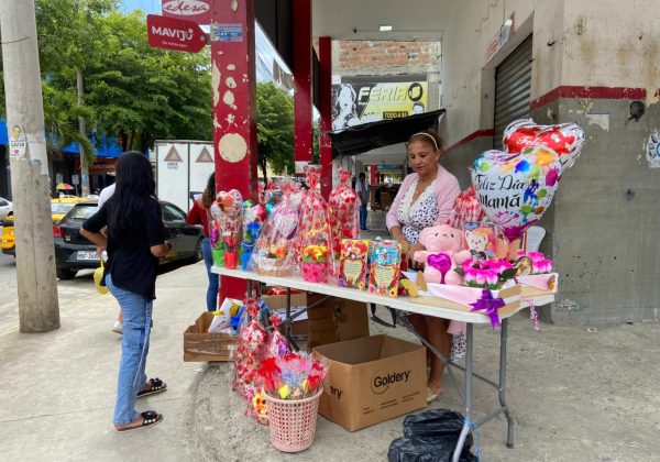 Miles de personas recorrieron este domingo los comercios de Portoviejo en busca del regalo ideal para celebrar el Día de la Madre.