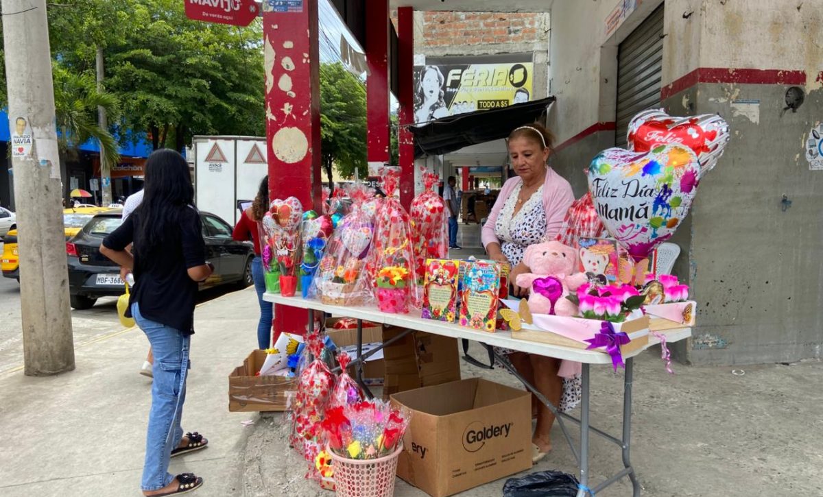 Miles de personas recorrieron este domingo los comercios de Portoviejo en busca del regalo ideal para celebrar el Día de la Madre.