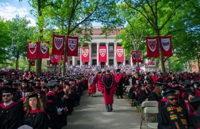 Miles se gradúan en Harvard mientras el veto migratorio de Trump queda en pausa.