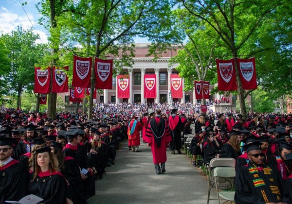 Miles se gradúan en Harvard mientras el veto migratorio de Trump queda en pausa.