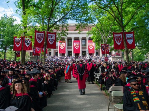 Miles se gradúan en Harvard mientras el veto migratorio de Trump queda en pausa.