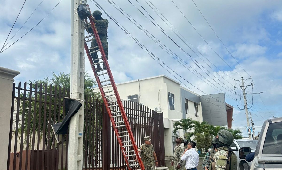 Militares desisntalan cámaras