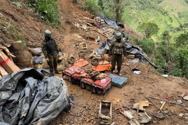 Militares desmantelan campamento de minería ilegal en Carchi