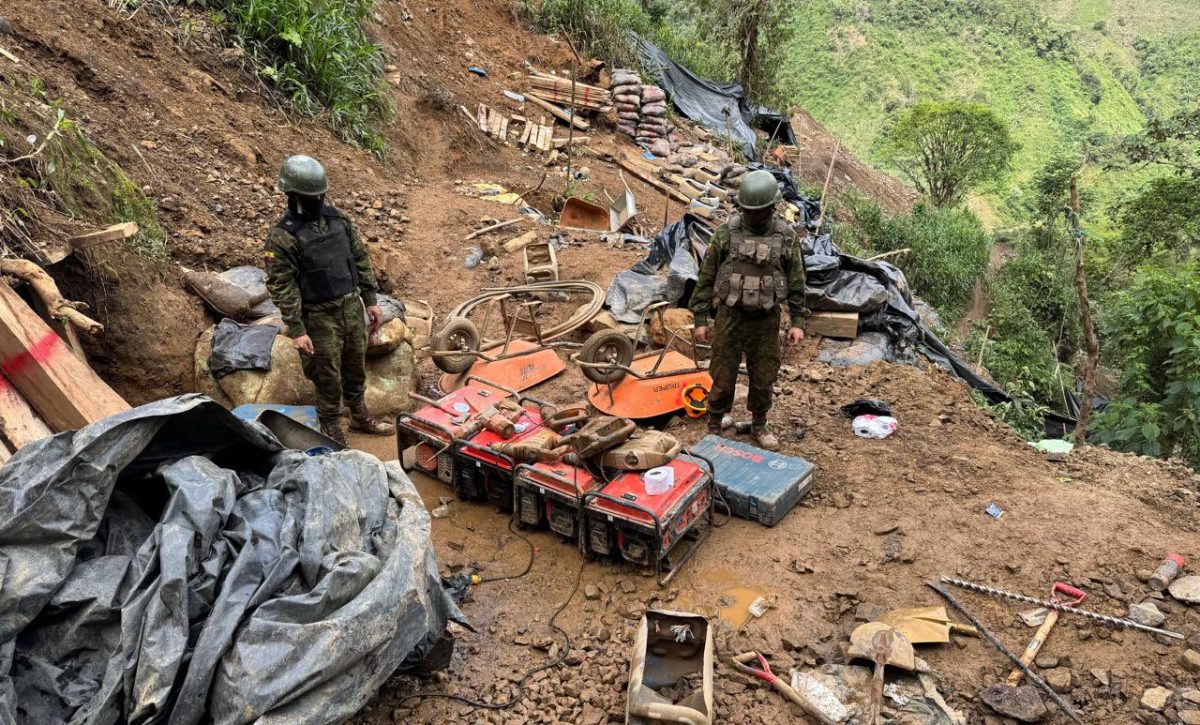 Militares desmantelan campamento de minería ilegal en Carchi