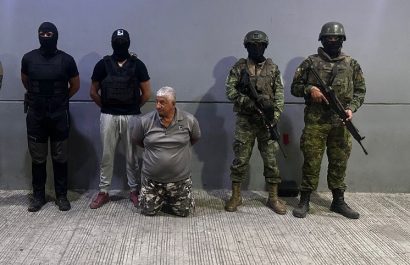 Militares ecuatorianos detuvieron a L. G. Briones M., alias Pinchagua, presunto integrante y testaferro del grupo criminal Los Choneros.