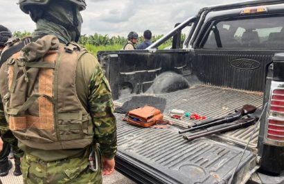 Militares y policías decomisan armas a integrantes de la 'junta anticuatrera' en Mocache, Los Ríos 