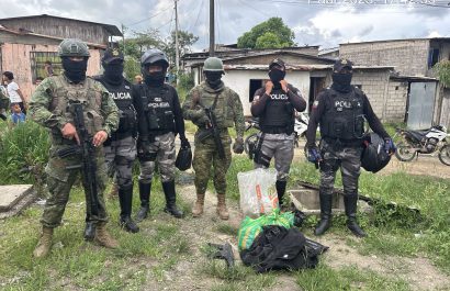 Militares y policías decomisaron un fusil, un chaleco antibalas y nueve bloques de marihuana durante una operación de control en Pedernales.