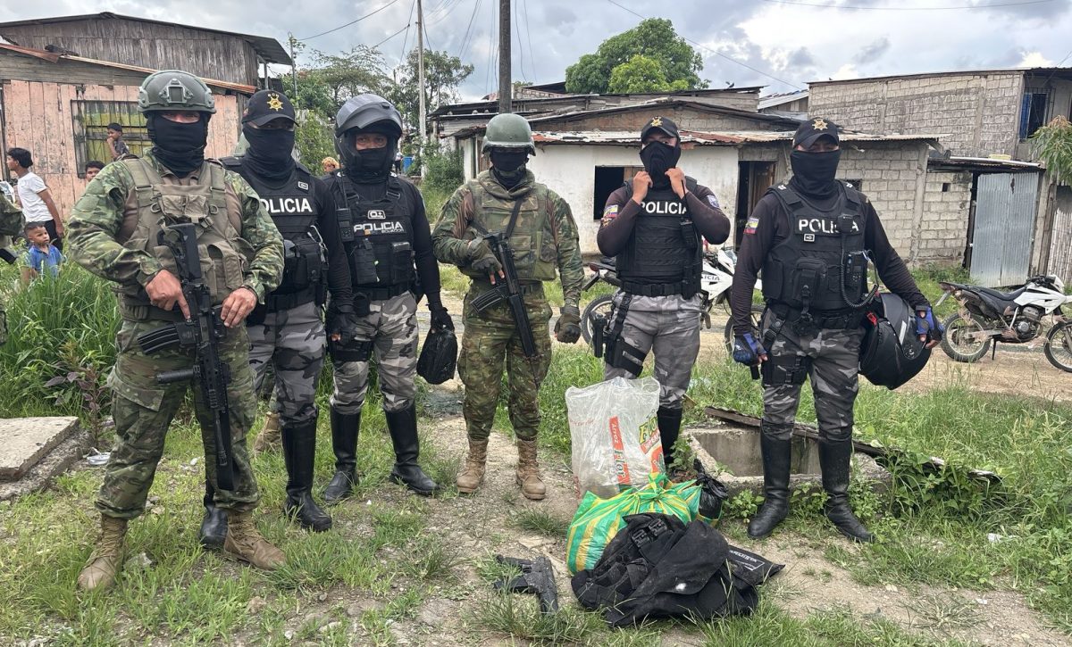 Militares y policías decomisaron un fusil, un chaleco antibalas y nueve bloques de marihuana durante una operación de control en Pedernales.
