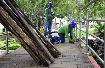 Minga en parque La Rotonda de Portoviejo mejoró una cancha y 32 bancas