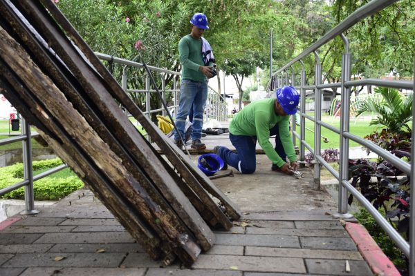 Minga en parque La Rotonda de Portoviejo mejoró una cancha y 32 bancas