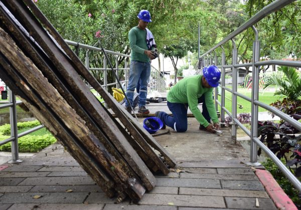 Minga en parque La Rotonda de Portoviejo mejoró una cancha y 32 bancas