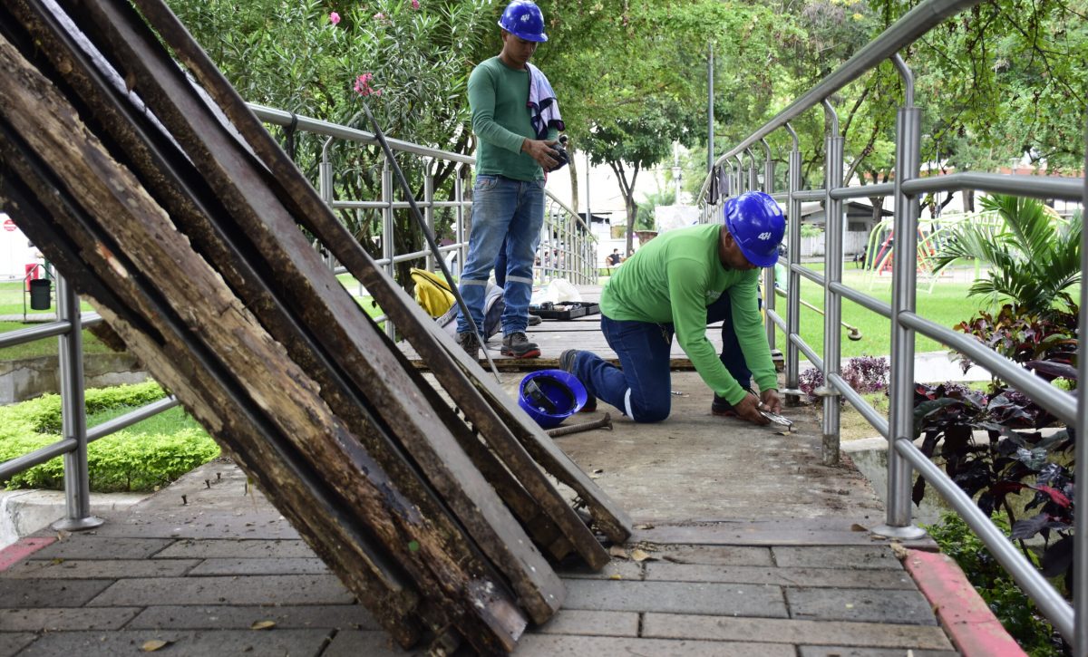 Minga en parque La Rotonda de Portoviejo mejoró una cancha y 32 bancas