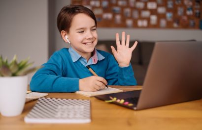 Ministerio de Educación anuncia clases no presenciales en 11 localidades del país por el paro nacional.