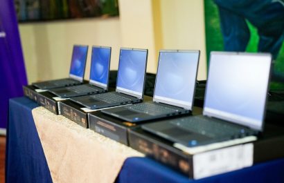 Ministerio de Educación entrega 243 laptops para fortalecer la labor de docentes rurales en la Zona 5