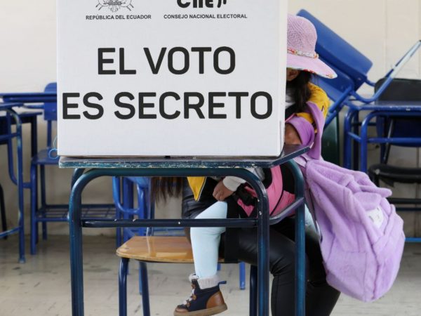 Ministerio de Gobierno respalda prohibición de celulares en elecciones de 2025.