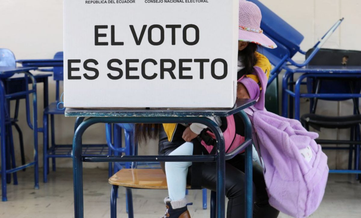 Ministerio de Gobierno respalda prohibición de celulares en elecciones de 2025.