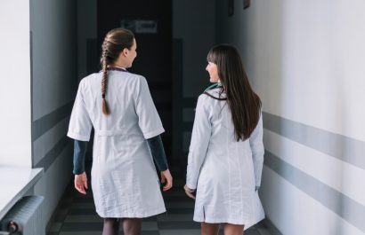 Ministerio de Salud de Ecuador anuncia asignación económica para médicos posgradistas