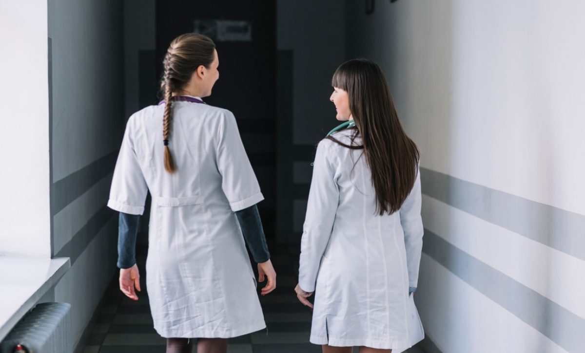 Ministerio de Salud de Ecuador anuncia asignación económica para médicos posgradistas