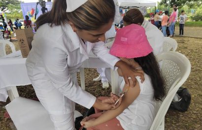 Ministerio de Salud insta a los padres de familia a que vacunen a sus hijos para prevenir enfermedades.