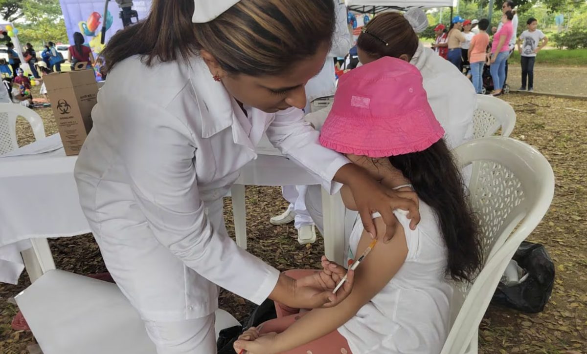 Ministerio de Salud insta a los padres de familia a que vacunen a sus hijos para prevenir enfermedades.