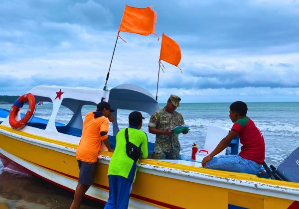 Ministerio de Turismo lidera control de operadoras de avistamiento de ballenas en costas ecuatorianas