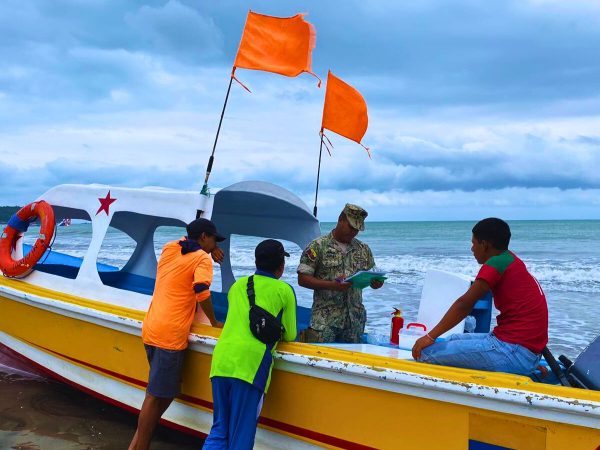 Ministerio de Turismo lidera control de operadoras de avistamiento de ballenas en costas ecuatorianas