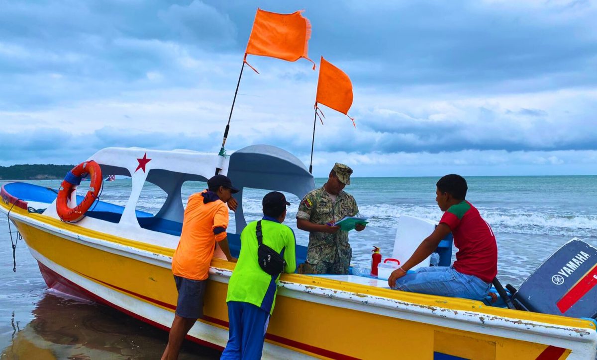 Ministerio de Turismo lidera control de operadoras de avistamiento de ballenas en costas ecuatorianas