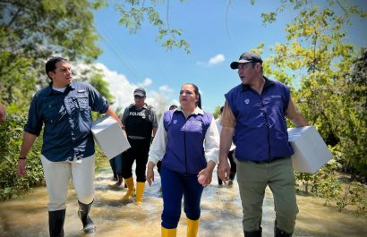 El ministro Harold Burbano y personal del MIES visitaron a los damnificados de varios cantones de Manabí.