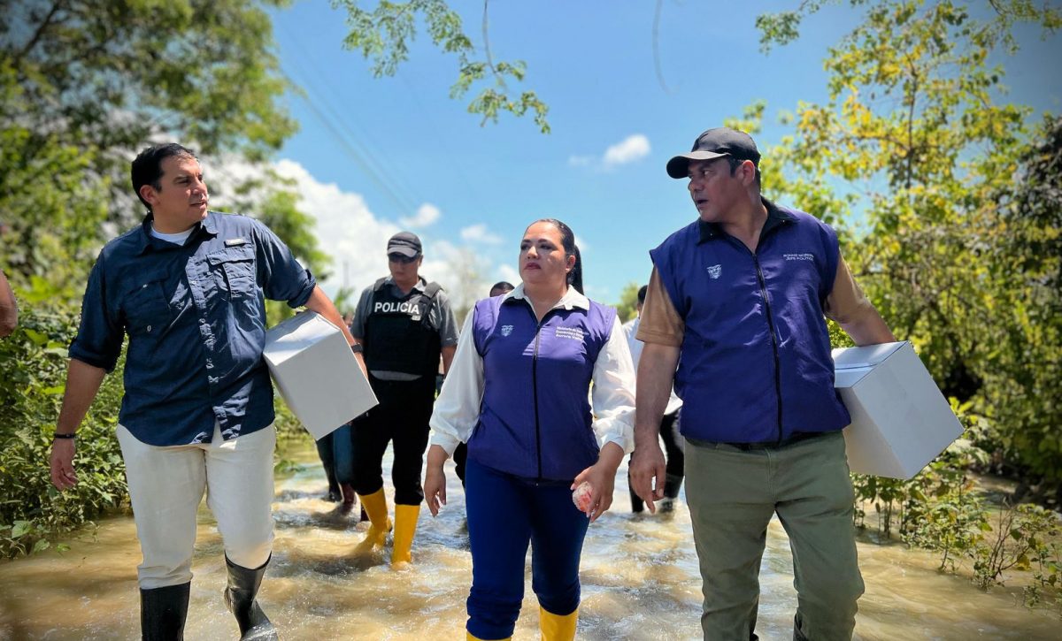 El ministro Harold Burbano y personal del MIES visitaron a los damnificados de varios cantones de Manabí.