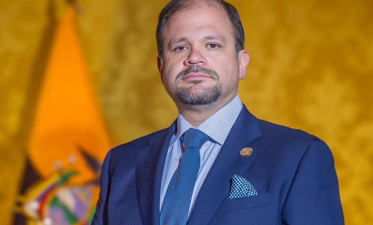 Ministro John Reimberg defiende la efectividad del Plan Fénix en la lucha contra el crimen organizado en Ecuador.
