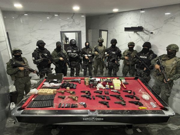 Ministro anuncia incautación de armas, joyas y dinero en la casa donde se escondía Fito