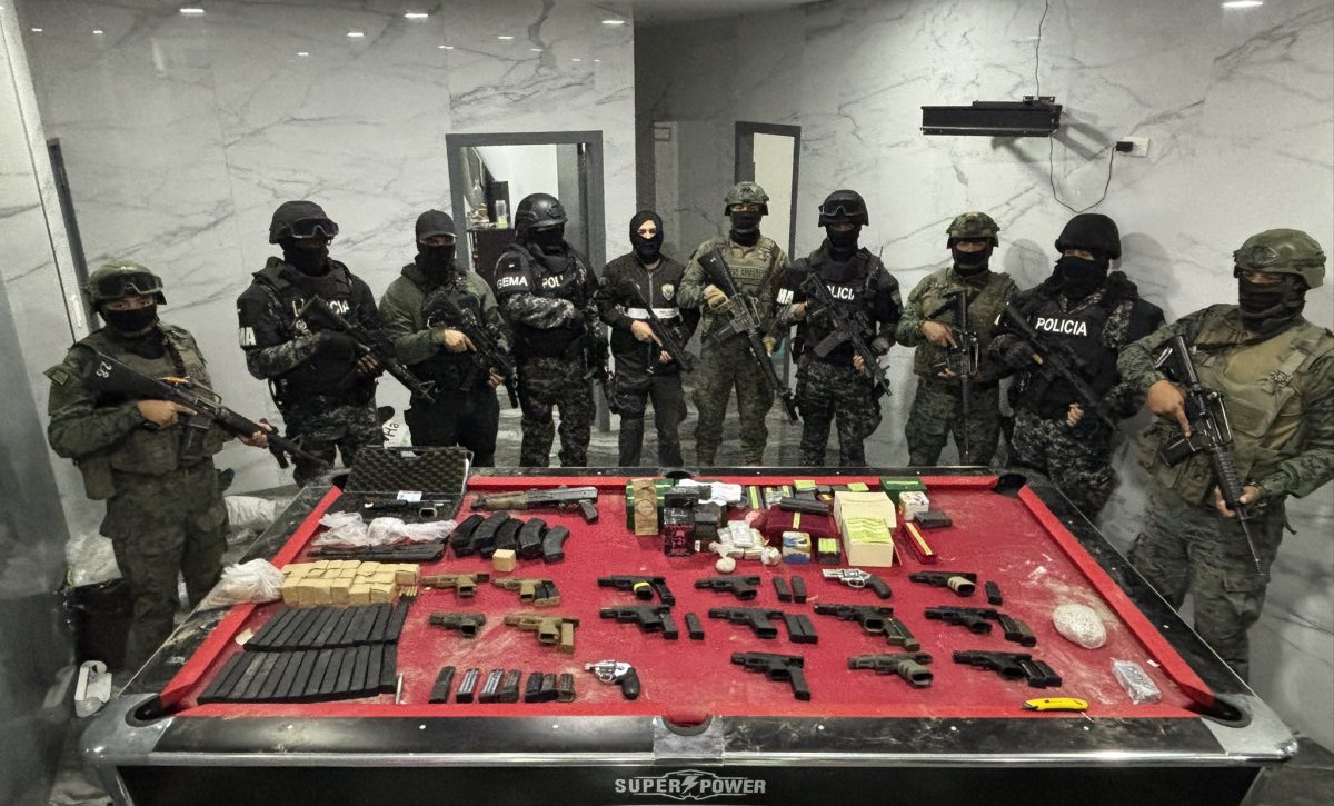 Ministro anuncia incautación de armas, joyas y dinero en la casa donde se escondía Fito