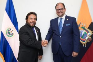 El Ministro del Interior, John Reimberg, estrechan manos con el vicepresidente de El Salvador, Félix Ulloa.