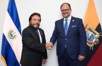 El Ministro del Interior, John Reimberg, estrechan manos con el vicepresidente de El Salvador, Félix Ulloa.