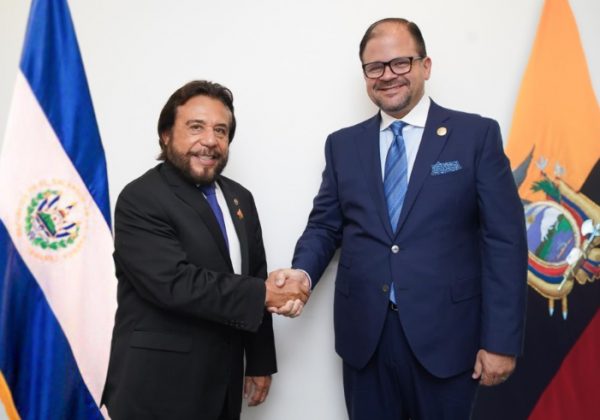 El Ministro del Interior, John Reimberg, estrechan manos con el vicepresidente de El Salvador, Félix Ulloa.