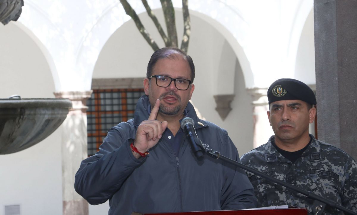 Ministro del Interior desmiente negociación con Alias 'Fito' en su captura