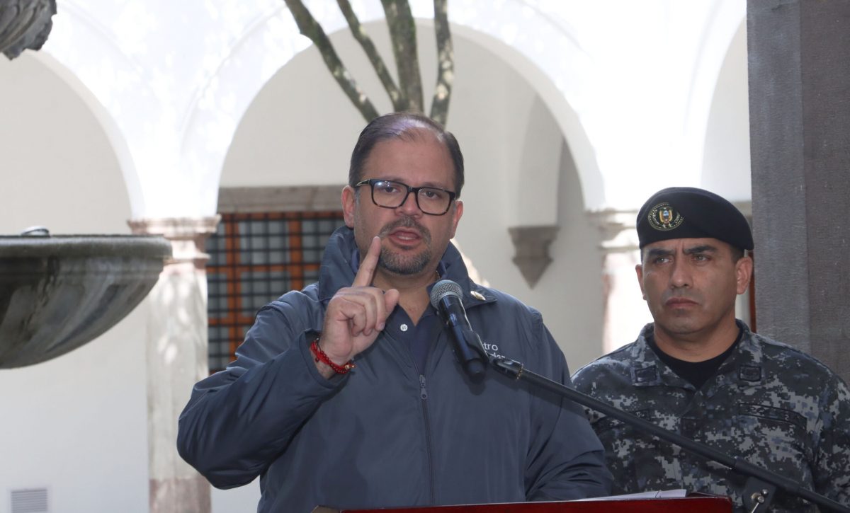 Ministro del Interior desmiente negociación con Alias 'Fito' en su captura