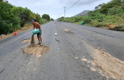 'Ministro' y otros ciudadanos se ponen a tapar huecos ante la cantidad de vías dañadas en Manabí