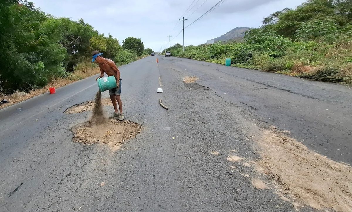 'Ministro' y otros ciudadanos se ponen a tapar huecos ante la cantidad de vías dañadas en Manabí