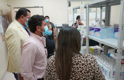 Ministros de Salud y Gobierno inspeccionan hospitales en Guayaquil