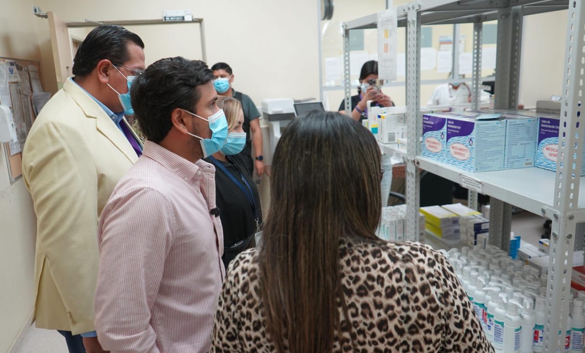 Ministros de Salud y Gobierno inspeccionan hospitales en Guayaquil