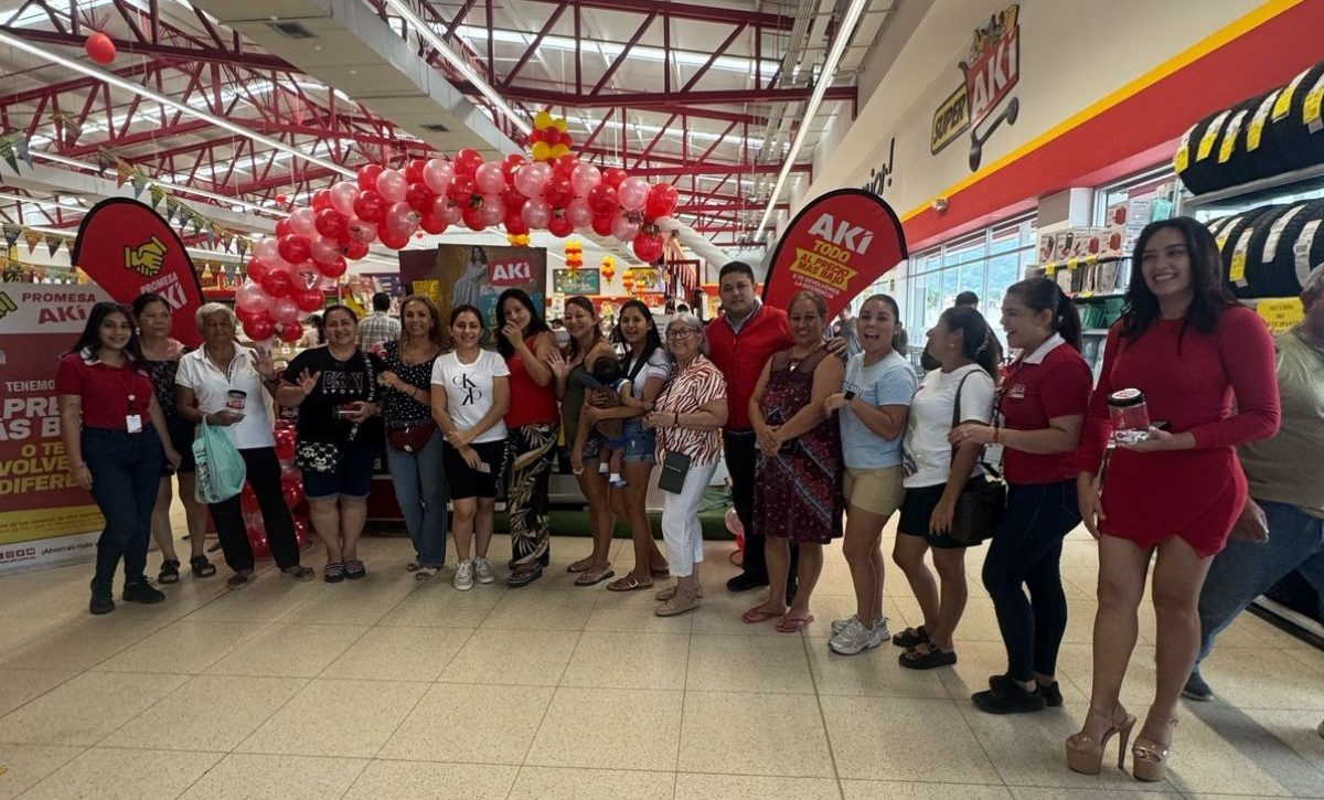 Minuto de compras gratis para Mamá Super Akí premió a sus clientes por su fidelidad